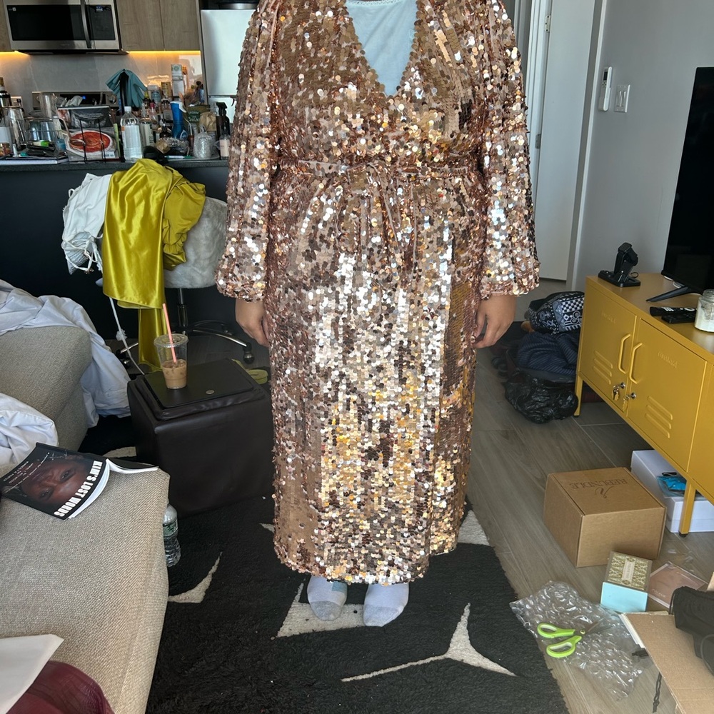 ASOS edition Curve batwing sequin wrap midi dress in gold - Picture 5 of 12